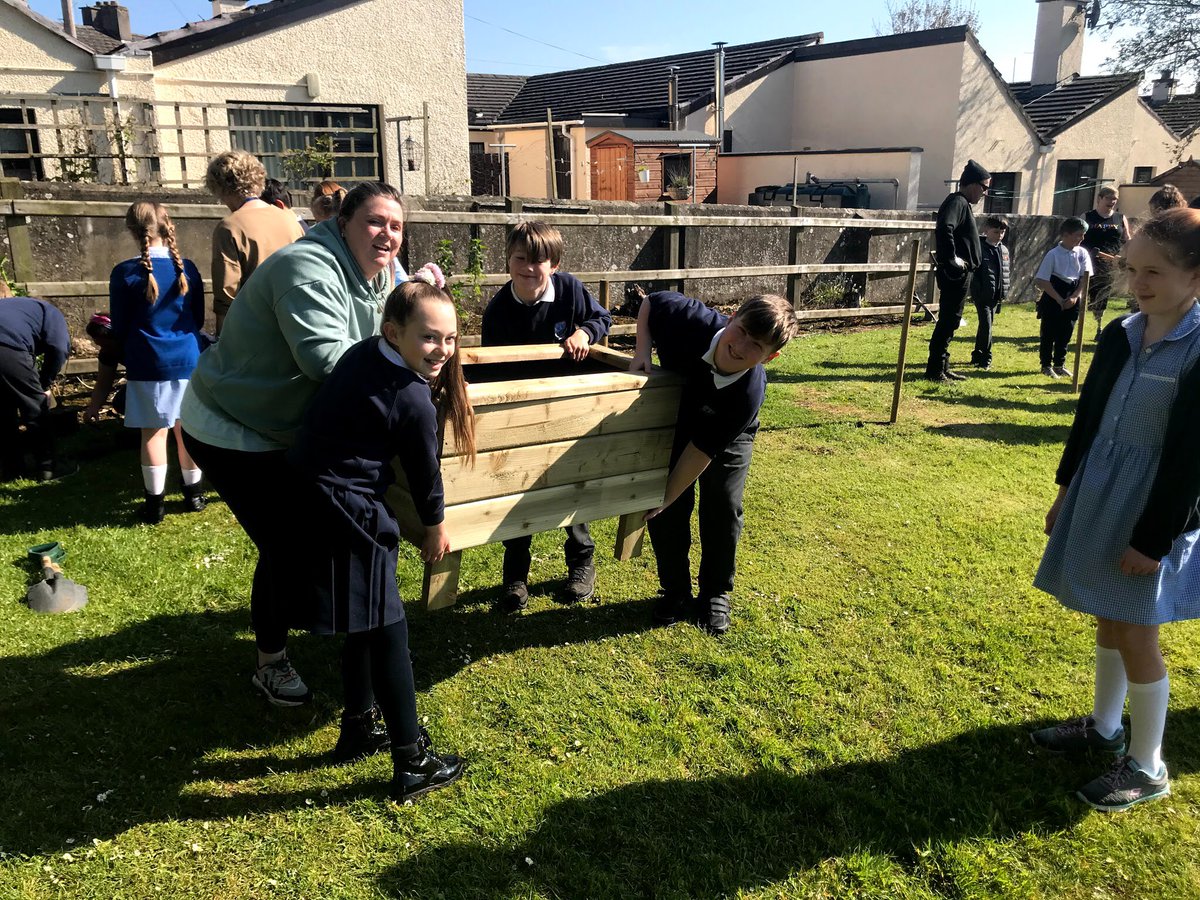 KillowenPS's tweet photo. @StJohnColeraine P6 continue their joint biodiversity project with @RadiusHousing Planting in the garden this lovely day! #BiodiversityProject🌲🍎 https://t.co/1kLTff2pf8