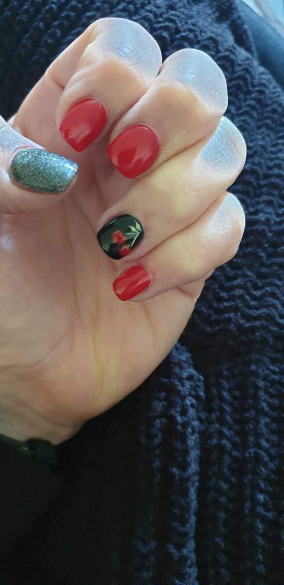 Getting in the play off spirit with the nails❤🖤.
How can we lose with that level of support 😁.
#afcb #playoffs #cherrynails #supportyourteam @afcbournemouth @SkyBetChamp @CherriesTalking