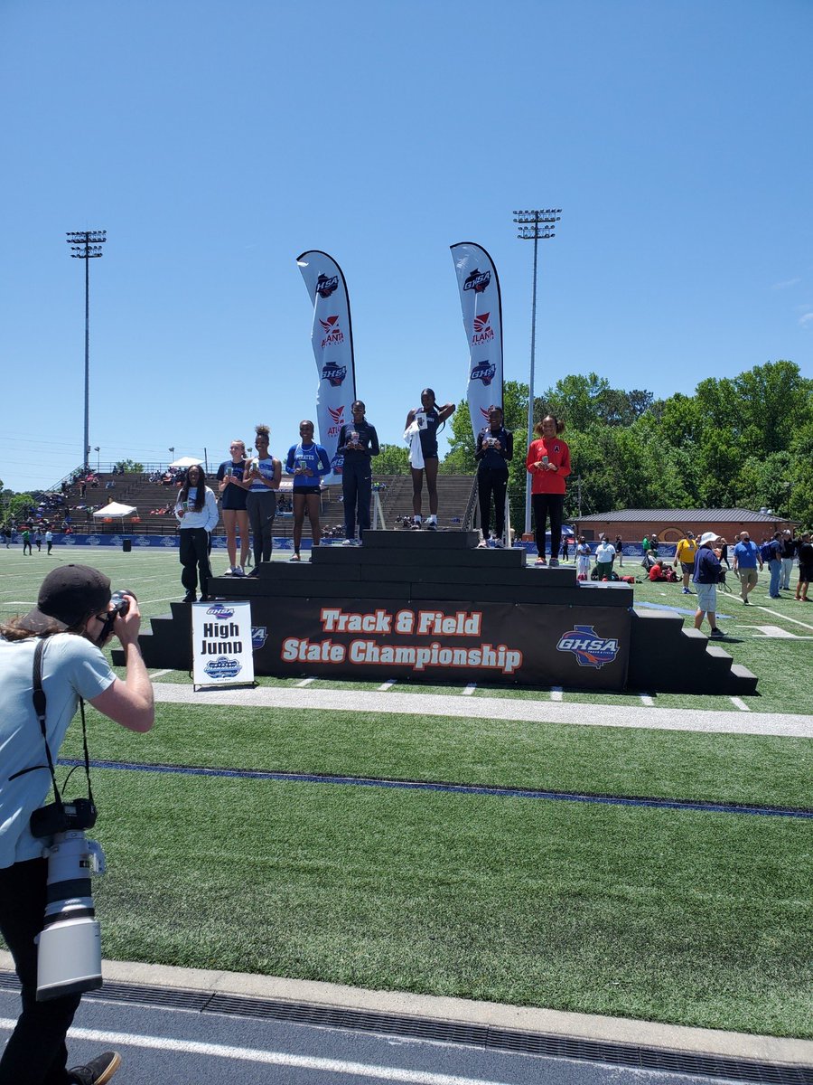 Julia Versluis on the podium for the 🐻s with a 6th place finish in the high jump‼️👏🏼👏🏼👏🏼