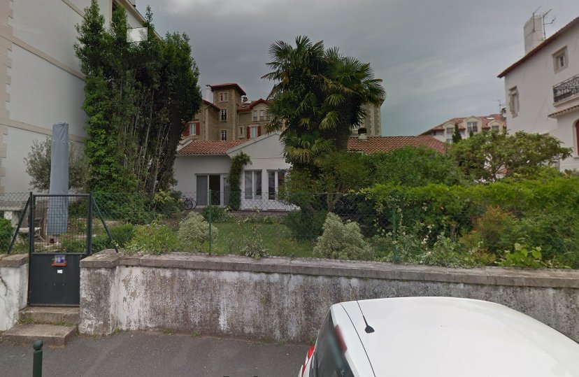 HerriBerri64500's tweet photo. 💸 Nouveau "record" dans l'indécence : 2⃣4⃣0⃣0⃣0⃣€/m²...
👉Pour #herriberri, l'encadrement du foncier, des prix et des loyers en zone tendue est une urgence. Egoera horren aintzinean, lur eta higiezin prezioen mugatze lege baten beharrean gara. #EspekulazioaAski https://t.co/9T6V955MHP