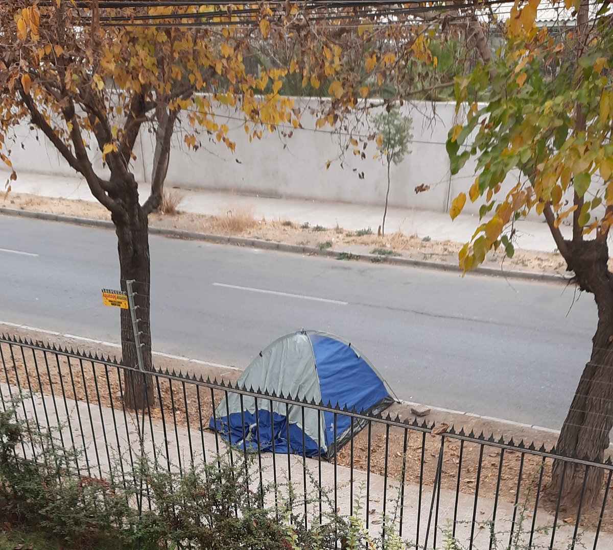jossy821's tweet photo. @Muni_Indep realmente es desagradable asomarse por la ventana de la habitación y ver esto, lamento que hayan personas en situación de calle, espero tomen las medidas correspondientes. Escanilla con Reriro. https://t.co/yyusg64kuK