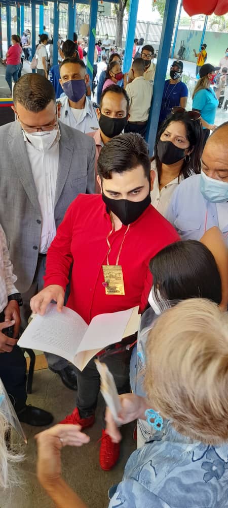 En el Marco del Reto Estudiantil por amor y lealtad a la patria, el día de hoy contamos con la presencia del Viceministro @JorgePerezVZLA realizando el recorrido por las diferentes experiencias significativas. #DiálogoPorLaPaz <a href="/NicolasMaduro/">Nicolás Maduro</a> <a href="/eduardopiate2/">eduardo piñate</a> @MPPEDUCACION