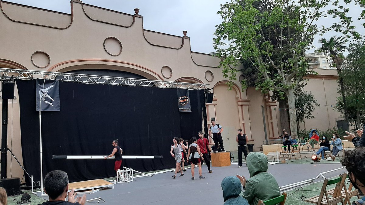 danielgalindo78's tweet photo. 👏🏽👏👏🏾👏🏿👏🏻 Emocionantes aplausos de todos los colores a la compañía #UpArte que ha visto cómo la lluvia en Reus, en la Fira de Circ Trapezi, ha obligado a suspender la representación de "Áureo". ¡¡¡Llenad, si podéis, el aforo de la función de mañana!!!
https://t.co/mLZHhQA5LT https://t.co/YHf9pT6TAQ