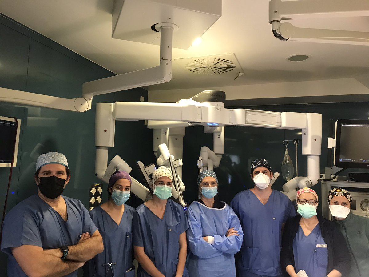 aiblancoo's tweet photo. Después de 8 años que iniciamos el programa de timectomías robóticas, hoy hemos iniciado una nueva andadura con las lobectomías pulmonares robóticas. Gracias a todos los que lo han hecho posible @HospitalUVRocio @CirToracicaHUVR, @abexDaVinci, Dr.Moradiellos y a todo el personal. https://t.co/37zN62b67Q