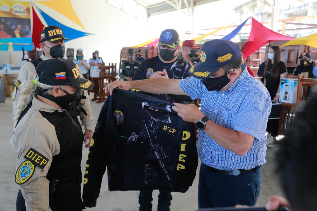 Así realizó Gobierno Policial de Calle en #Aragua con una extraordinaria dotación a los funcionarios y funcionarias de los cuerpos de seguridad del estado; en el marco de la Misión Guardianes de la Patria para proteger a quienes nos protegen. <a href="/R_MarcoTorres/">Rodolfo Marco Torres</a>