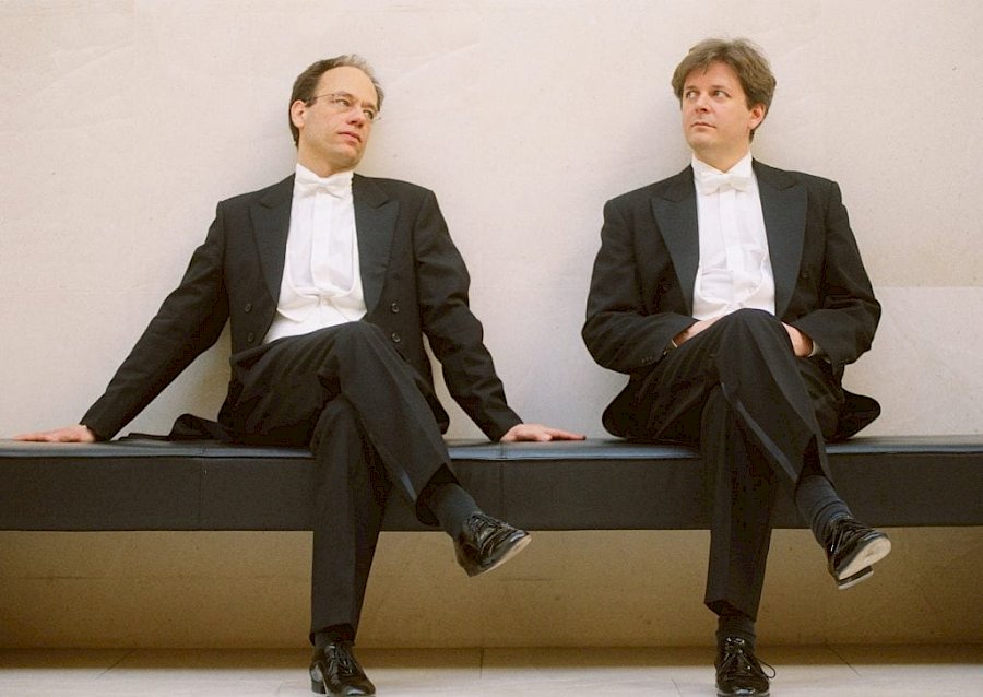 Das international renommierte GrauSchumacher Piano Duo gibt schon einmal eine Preview auf das Werk "Flegeljahre-Monodrama für einen Schauspieler und zwei Pianisten" im Werkstattkonzert am 15.05. um 19 Uhr live auf musikfestspielesaar.de
📷 karstenwittmanagement