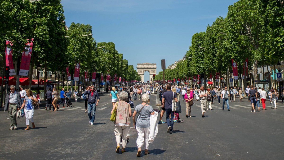 berkie1's tweet image. "Boston plans for massive gridlock post pandemic."

"Paris plans for pedestrian &amp;amp; cyclist priority post pandemic."