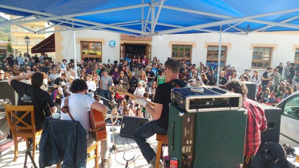 MendialdeaMF's tweet photo. Hoy hace cuatro años que empezamos esta aventura tan bonita. Una vez más tenemos que agradecer a todo el mundo el apoyo que recibimos, sobre todo en estos momentos tan inciertos para la música en directo. https://t.co/kbnNNzf10P