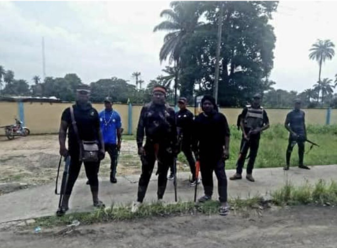 Chidi2chidi's tweet photo. Elele, Rivers State: Vigilante Protecting Police Against Attacks From “ungun known men” and Unknown Gunmen. https://t.co/wfyTTGq58o