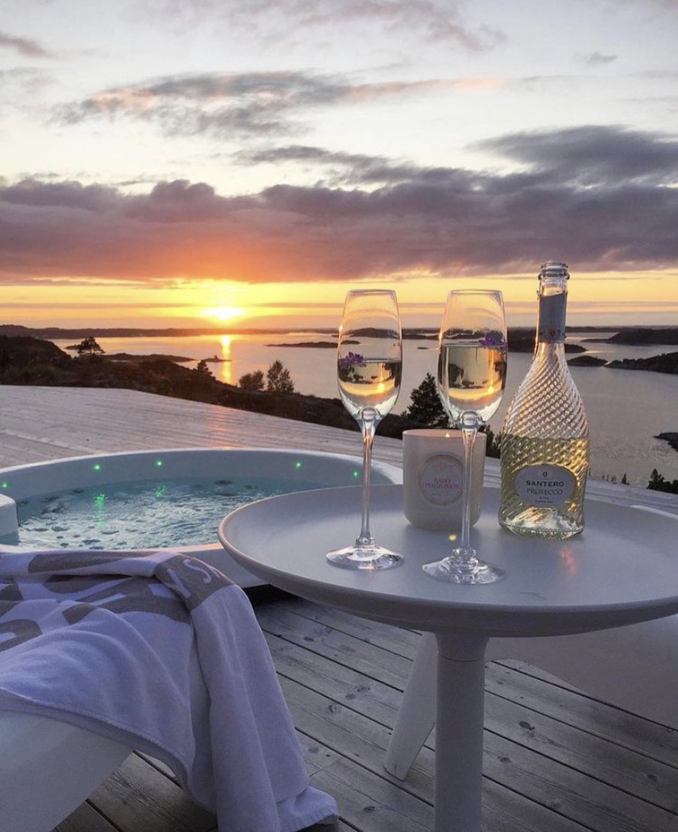 tmbIrpics's tweet photo. Dinner &amp; sunset view https://t.co/t9HOHf8YQJ