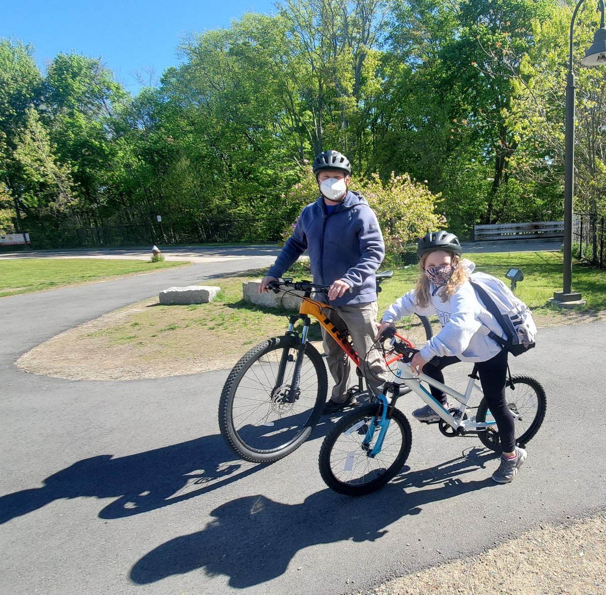 SafeRoutes_MA's tweet photo. Go Go @GloverSchool in @townofmiltonma! They celebrated MA Walk, Bike, &amp; Roll to School Day with #MASafeRoutesToSchool &amp; @BikeMilton. We counted 79 bikes &amp; 4 scooters! Reminder: always wear a helmet when riding anything with wheels.
@SuptJetteMPS #SRTS #MASRTS #bikewalkroll https://t.co/fGjFsrVFlr