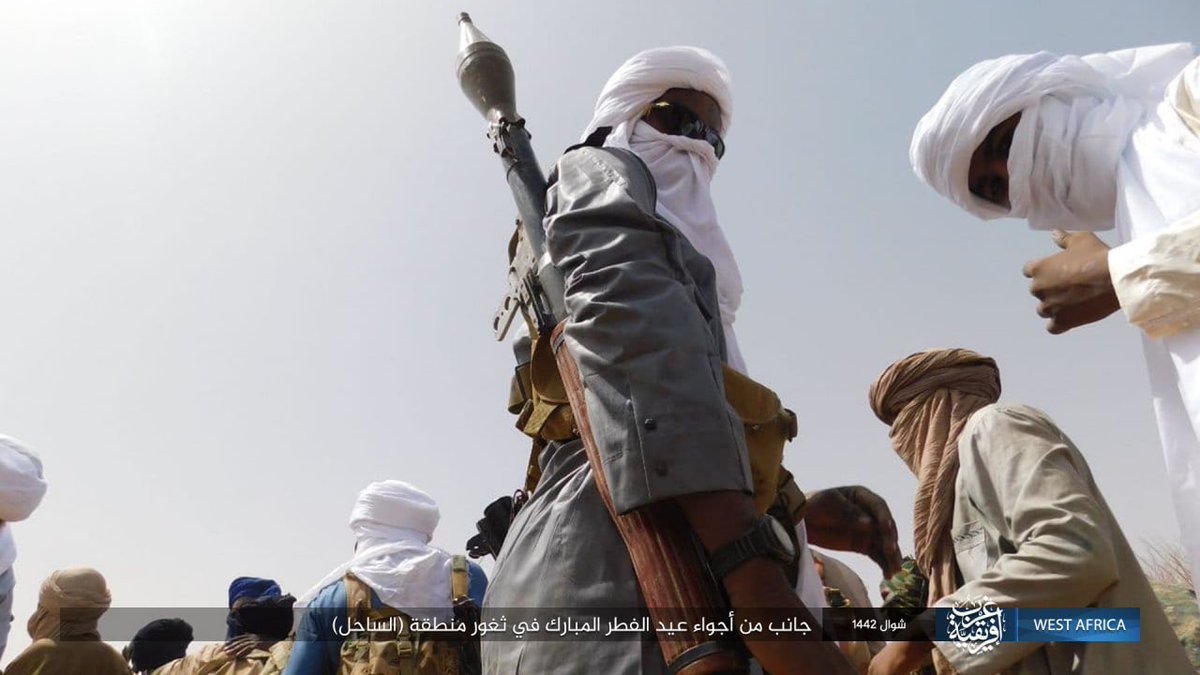 SimNasr's tweet photo. #Sahel (2) l’#EI démarre sa série du Fitr avec ses jihadistes sahéliens. Branche très rare en images. On remarque fusil d’assaut US (possible capturé à #TongoTongo #Niger en oct. 2017) &amp; Kalachnikov103 capturé en #Libye ou #Mali https://t.co/hFV1t8XC9v
