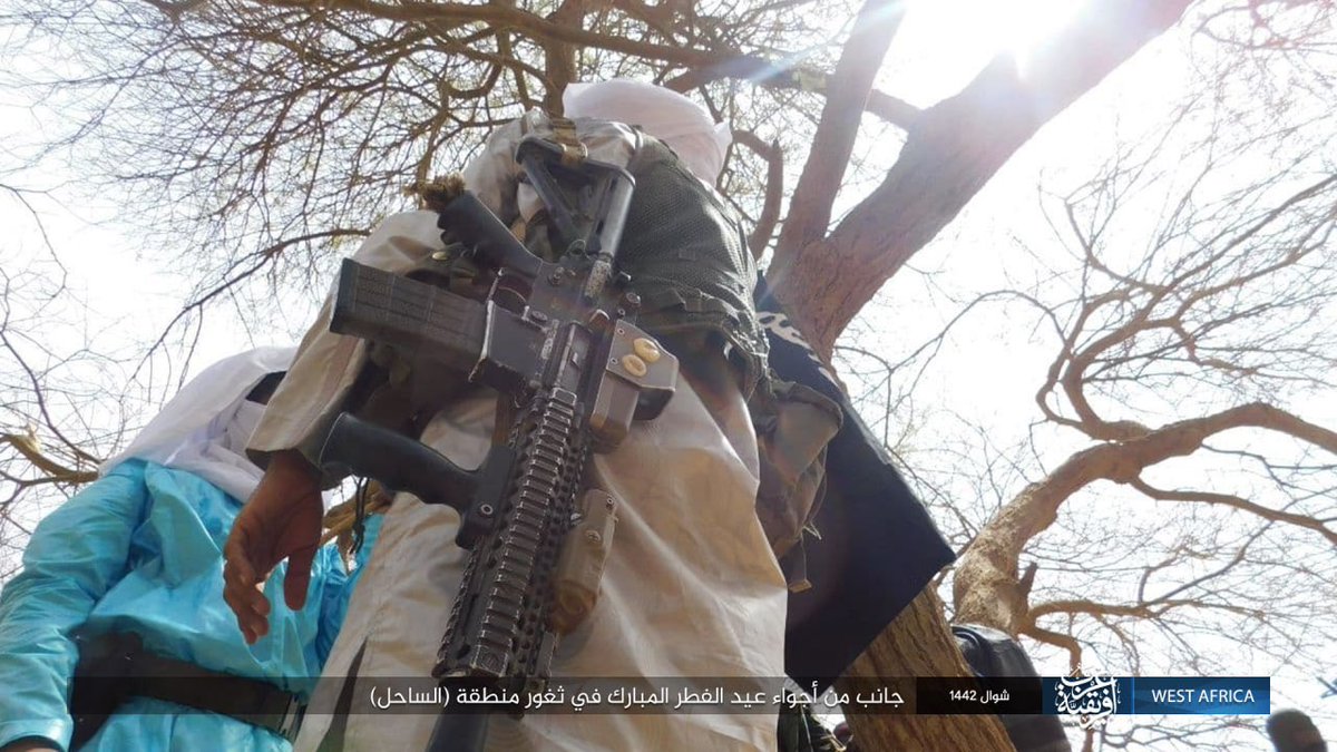 SimNasr's tweet photo. #Sahel (2) l’#EI démarre sa série du Fitr avec ses jihadistes sahéliens. Branche très rare en images. On remarque fusil d’assaut US (possible capturé à #TongoTongo #Niger en oct. 2017) &amp; Kalachnikov103 capturé en #Libye ou #Mali https://t.co/hFV1t8XC9v