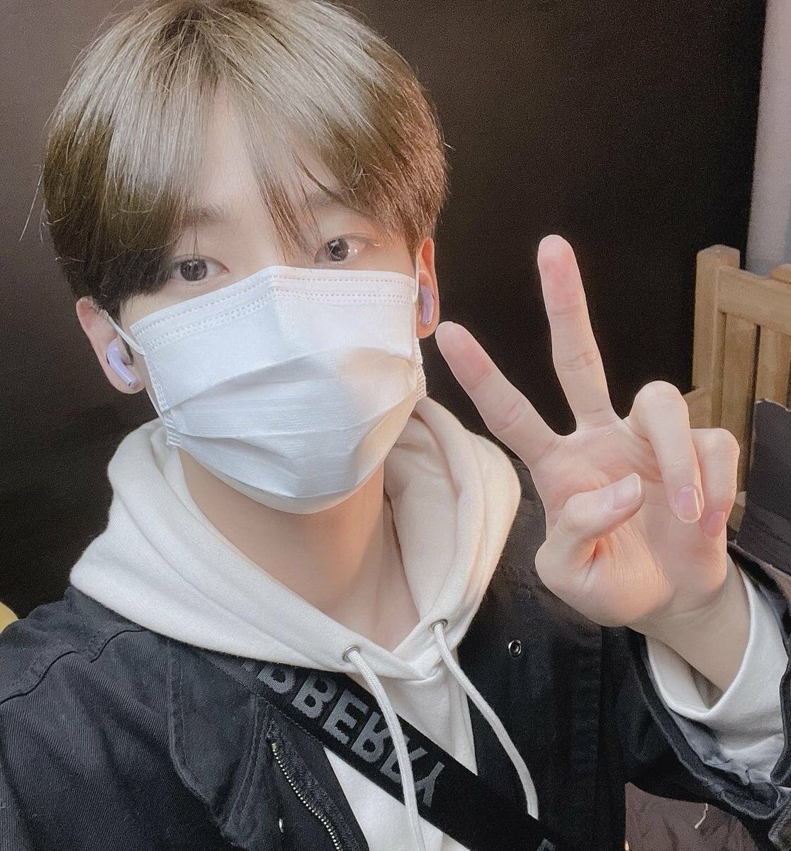 ot9_luvity's tweet photo. осталось две недели до экзаменов, потом еще две недели мучений, сдавая их..

я вернусь сюда, как распрощаюсь со всей этой учёбой и точно буду уверена, что сдала хорошо и смогу поступить ><

пожалуйста, не забывайте о моем существовании🤧 https://t.co/fpnuH5fl4q