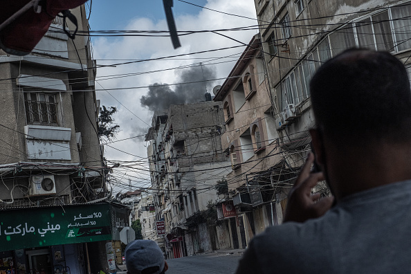 AlarabyTV's tweet photo. مسعفون يتفقدون الأضرار والمصابين بعد قصف إسرائيلي عنيف على مبنى تجاري في مدينة #غزة
#فلسطين #غزة_تحت_القصف https://t.co/IkkBXPBve4