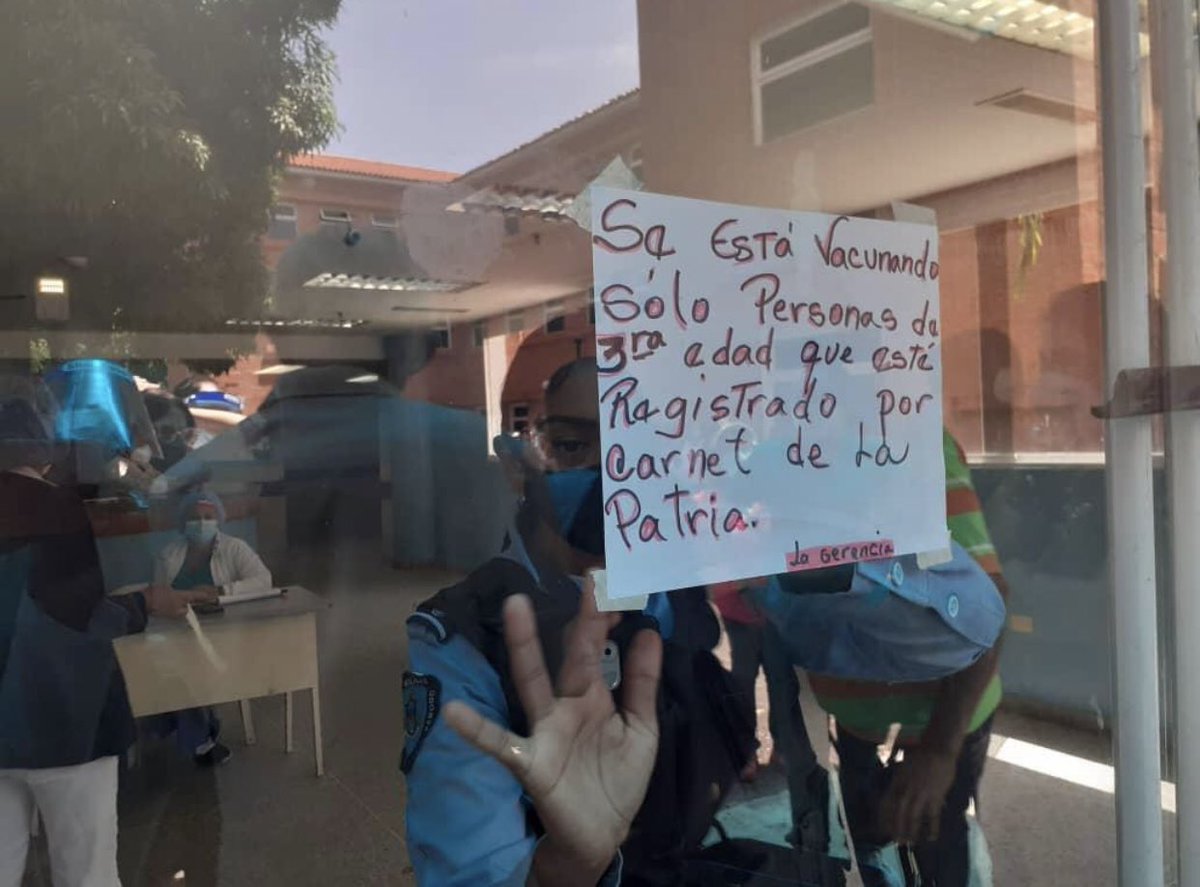 _ReddeNoticias's tweet photo. 🇻🇪#Nacional | Este #12May negaron vacunas contra la COVID-19 a más de 30 médicos en la Ciudad Hospitalaria dr. Enrique Tejera, en Valencia, con el argumento de que son solo para personas de la tercera edad que tengan Carné de la Patria. 

Vía El Carabobeño #13mayo https://t.co/7y0Ho8Nrd0