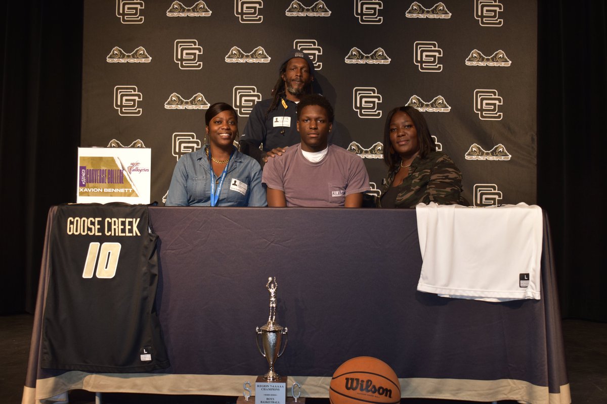 GCGatorAthletic's tweet photo. Another successful Signing Day in The Creek. Congratulations to our student-athletes! 🖊️
@GooseCreekHigh @washingtonshaa @YaturiBolton @xavionb10 @bcsdschools https://t.co/uKJgwLTmxA