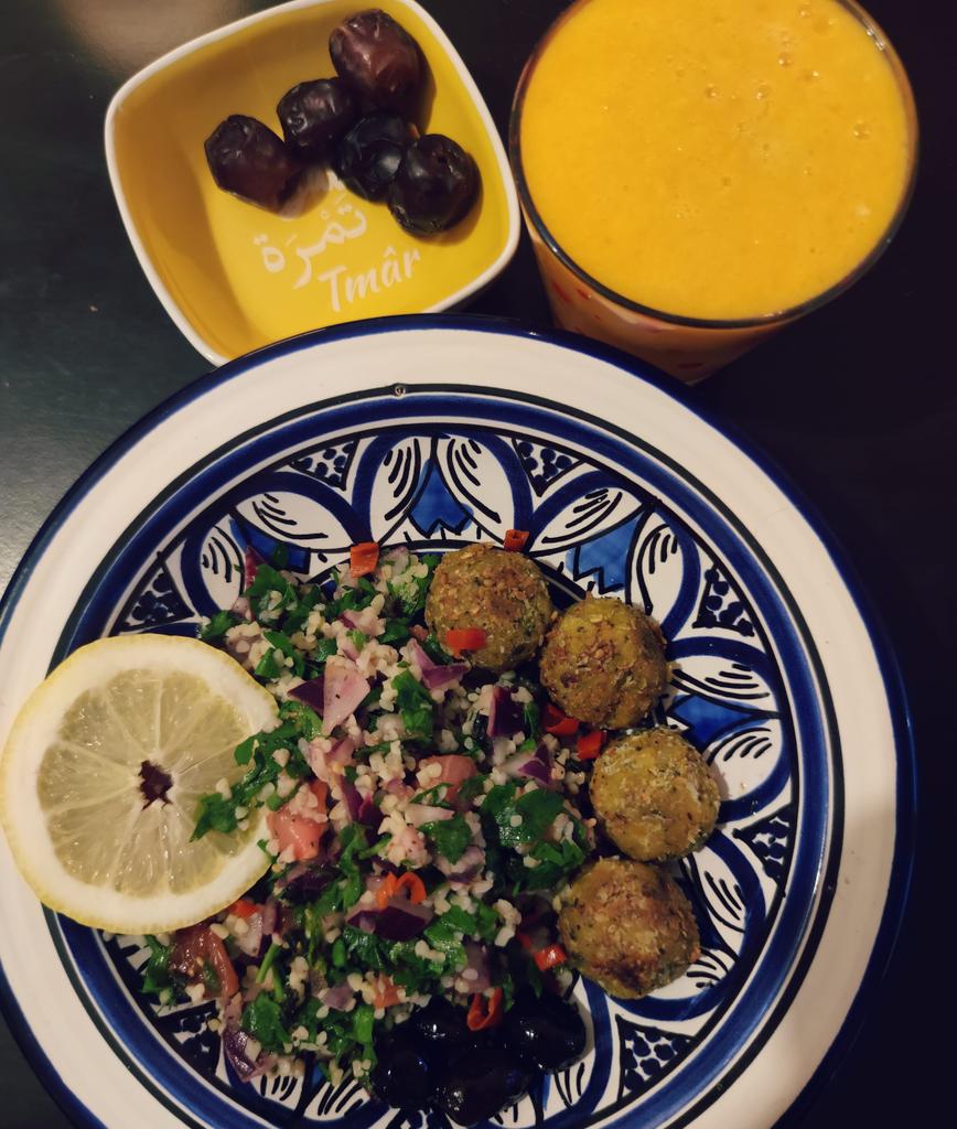 MARiiNExG's tweet photo. Taboulé libanais, falafels, jus mangue,curcuma,citron,pomme,gingembre et dattes

#ramadan #veganfood #veganramadan #lebanesefood #falafel #bismimlah https://t.co/C7oqx742XW