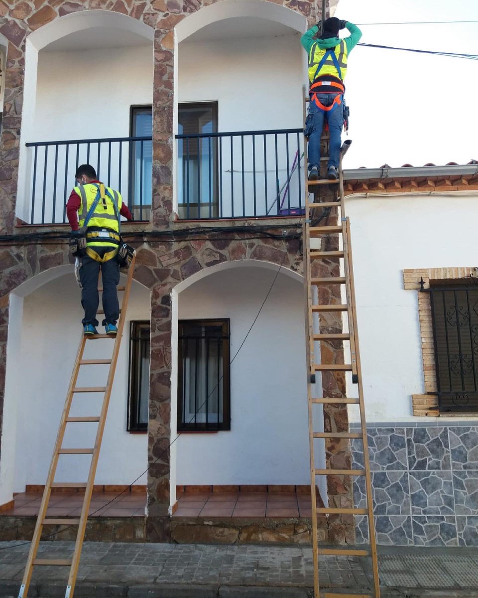 radiobandaancha's tweet photo. 📡💪🏽 Seguimos extendiendo nuestra red en Castellar, los vecinos felices por ello y nosotros aún más de cumplir expectativas y metas nuevas 💪🏽📡 

🟢⚪️ RBA LLEGANDO SIEMPRE DONDE OTROS NO LLEGAN ⚪️🟢 
#RBA #telecomunicaciones #fibra #internet #castellardesantiago https://t.co/TNguYkhNZU