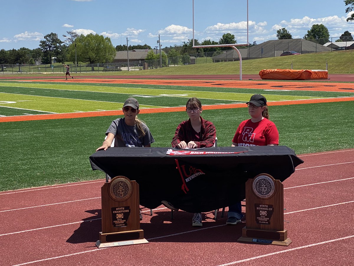 WaldronHigh_AR's tweet photo. Congratulations to Constance Richmond and Star Spence on signing a NLI to run Cross Country at UA-Rich Mountain!  #FlyTheW https://t.co/J0a7Ym2U9s