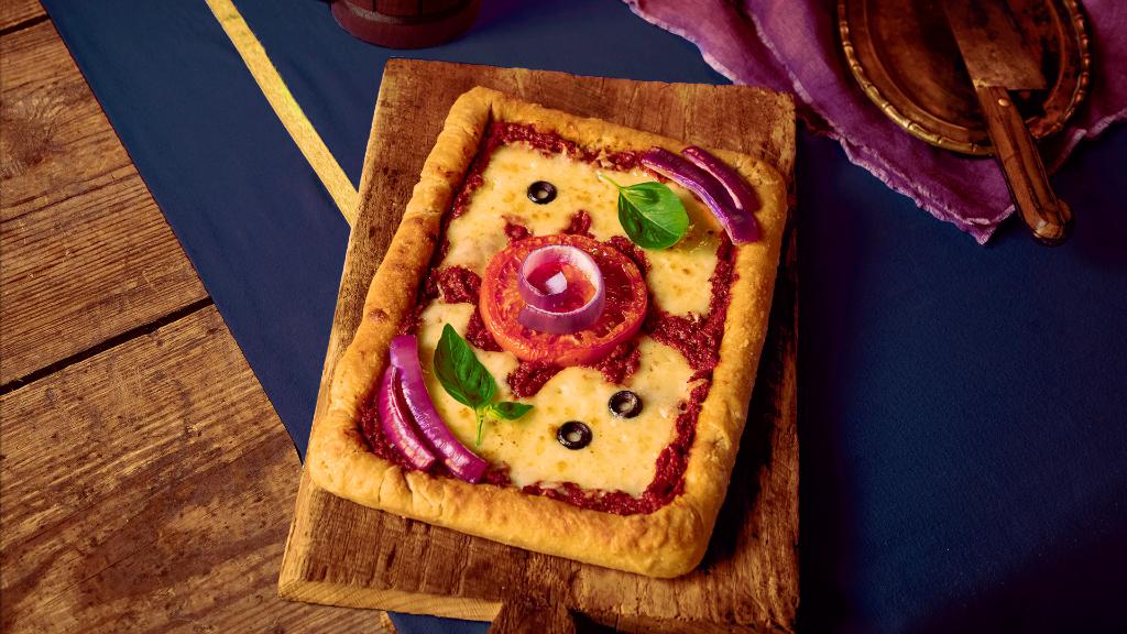 PlayHearthstone's tweet photo. Pizza? PIZZA! For the return of the Pizza Stone Card Back, we've conjured up a real one! 🍕✨ https://t.co/JxiS6LdAiL