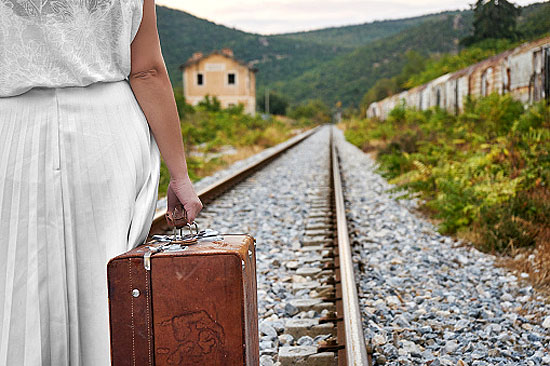 Dejaron de parar los trenes.
Hay un solo autobús al día.
Quitaron la sucursal bancaria.
Internet va fatal.
Desaparecen los consultorios y farmacias.
Y en breve nos cobrarán peaje para ir a la capital donde están concentrados los servicios.

Así se salva la España vaciada. 😰