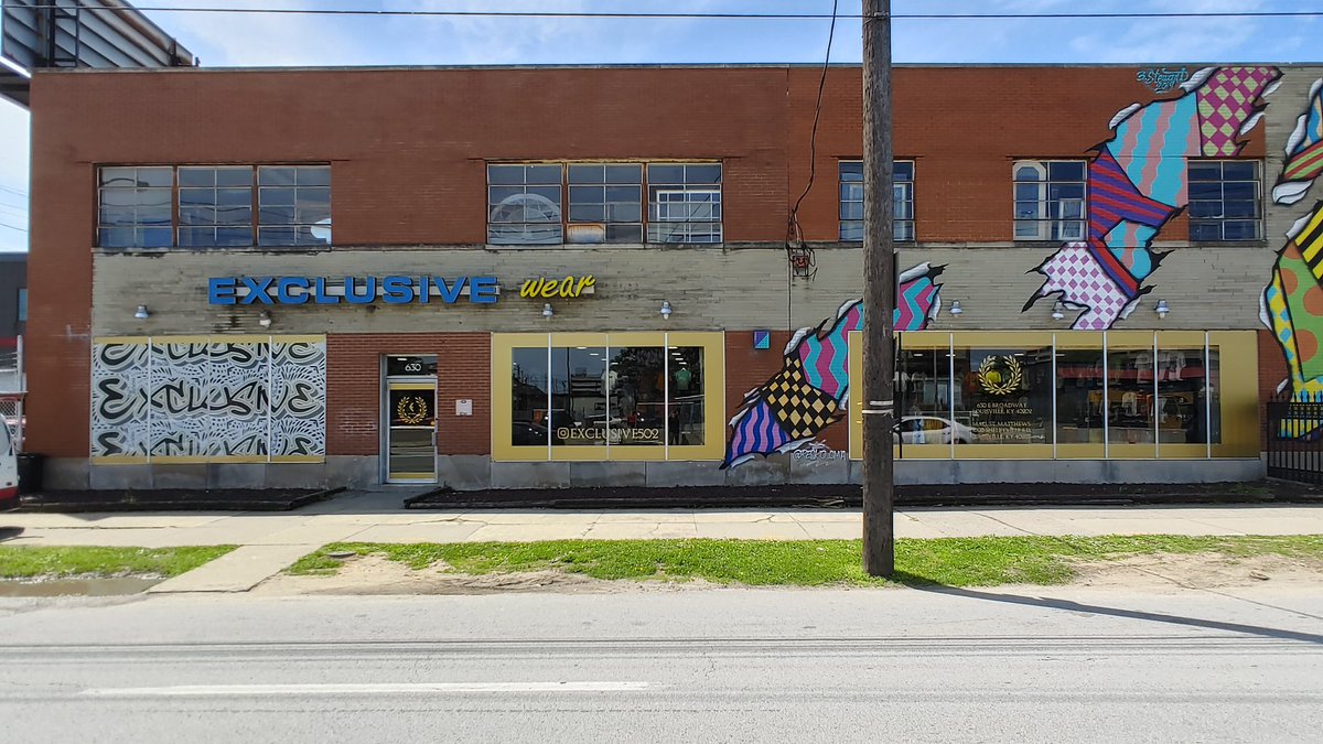SignaramaMama's tweet photo. Big windows can be converted into effective messaging and branding!
A combination of perforated vinyl, to allow light but block a view, along with cut premium vinyl provides a variety of looks and visibility!

#signaramadowntown #vinyl #windowvinyl #premiumvinyl #windowgraphics https://t.co/OLXX1ATkf6