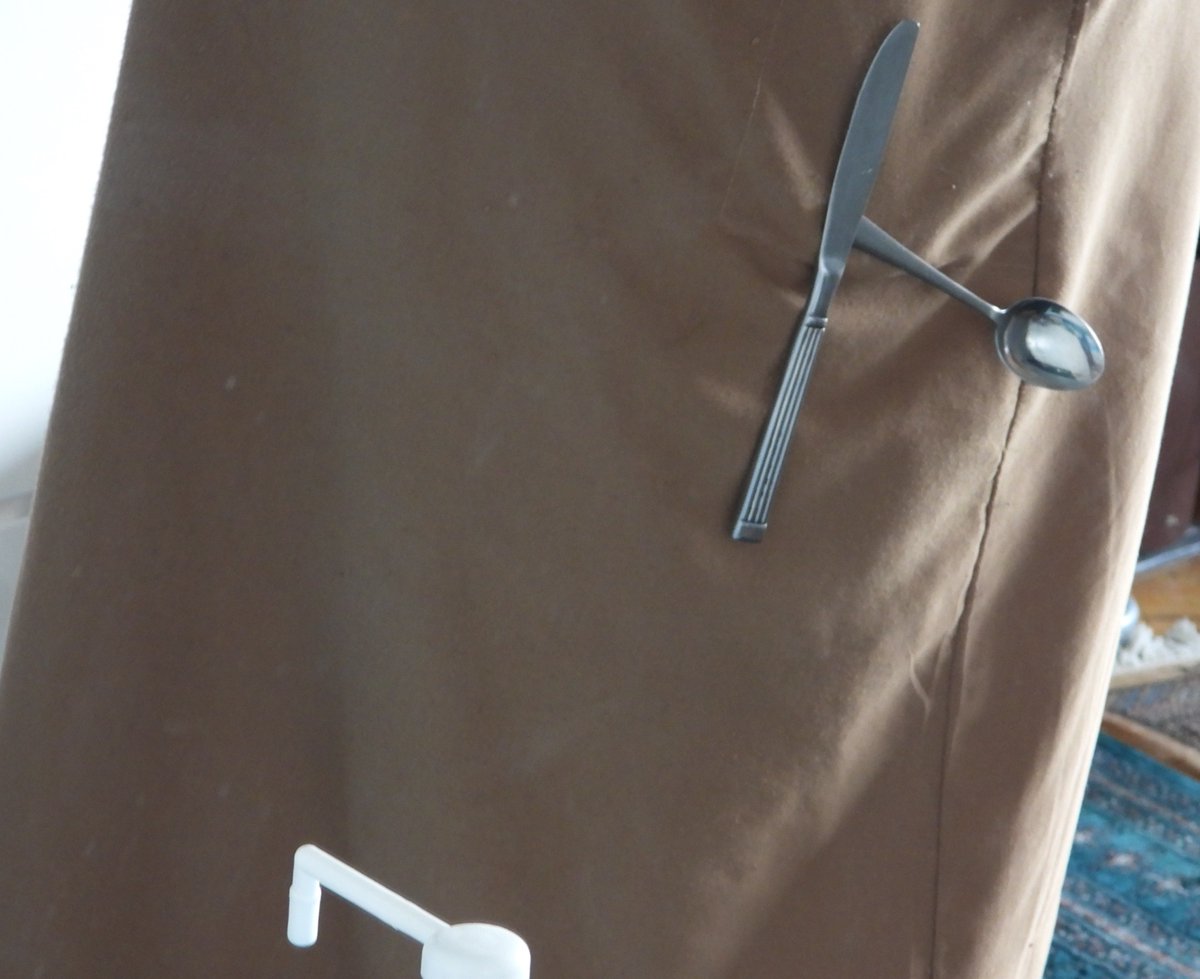 C'est pas possible ! Monsieur Cossette-Trudel avait bien raison. Paraît que les personnes qui ont reçu le vaccin #Moderna, comme moi, ressentent une sensation d'aimant. J'étais en train de cuisiner et tout-à-coup des ustensiles ont été aimantés à ma cuisse ! INCROYABLE ! #La5G