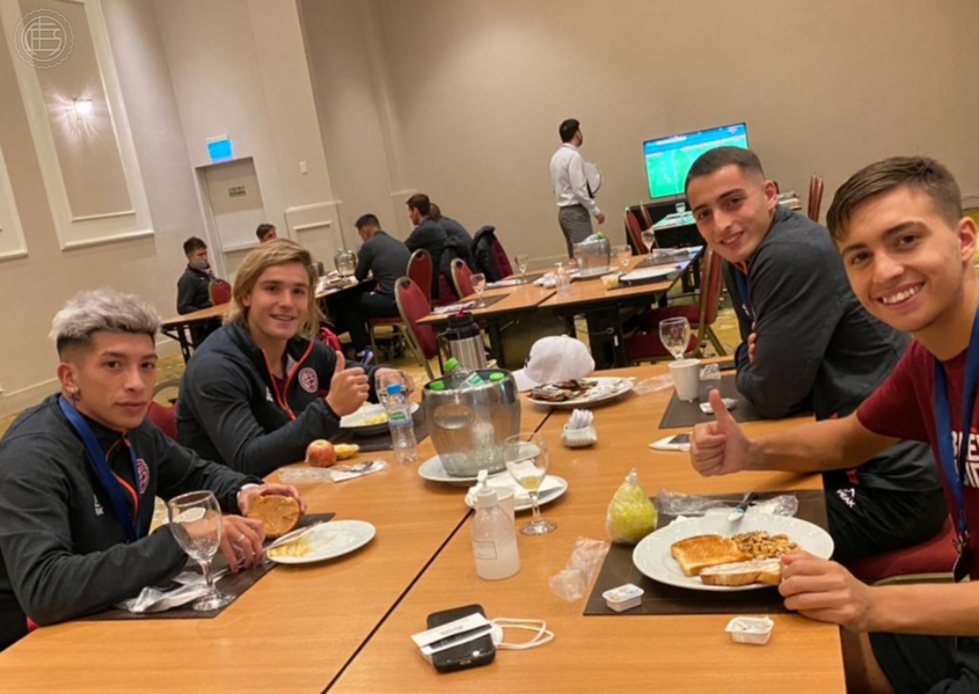clublanus's tweet photo. 😀☕ Merienda en el hotel Sheraton Porto Alegre. Con el máximo optimismo para el partido de esta noche. ¡Vamos, Grana! 🇱🇻👊 https://t.co/Q9oKkrDqIj