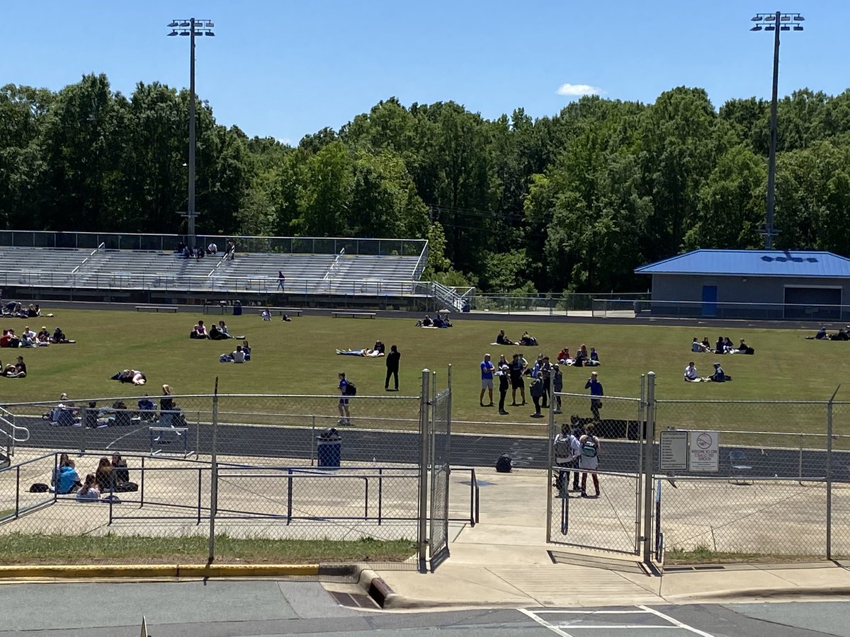 ParkwoodHSNC's tweet photo. We had a great time during 5th Block today! Students and staff were able to reconnect and recharge! #5thBlock #RechargingThePack #TeamUCPS @AGHoulihan @UCPSNC https://t.co/nK1461WCnm