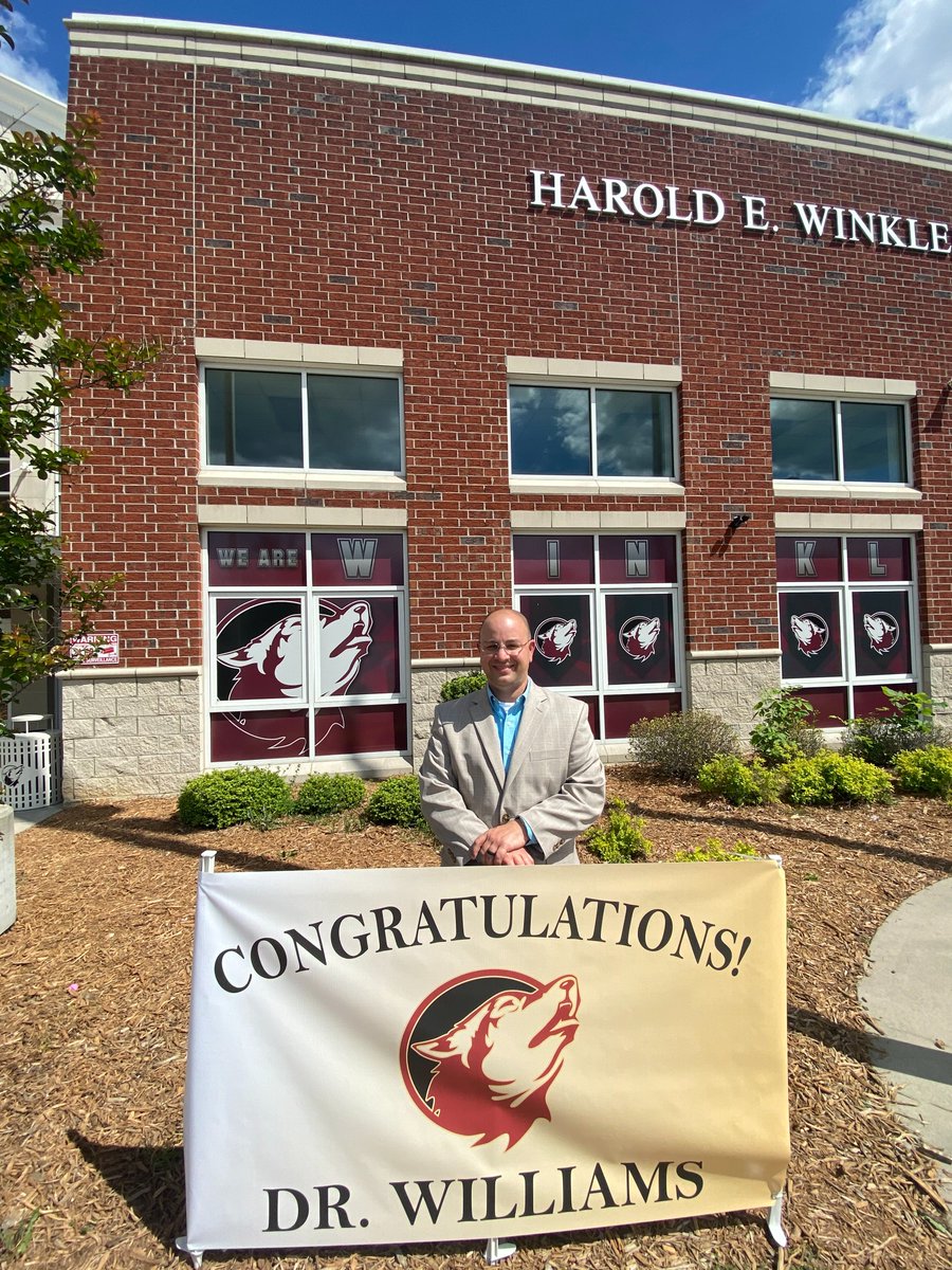 haroldwinklerms's tweet image. We have a new Doctor in the house! Congratulations DR. WILLIAMS!!!!! We are so proud of you and your accomplishments!