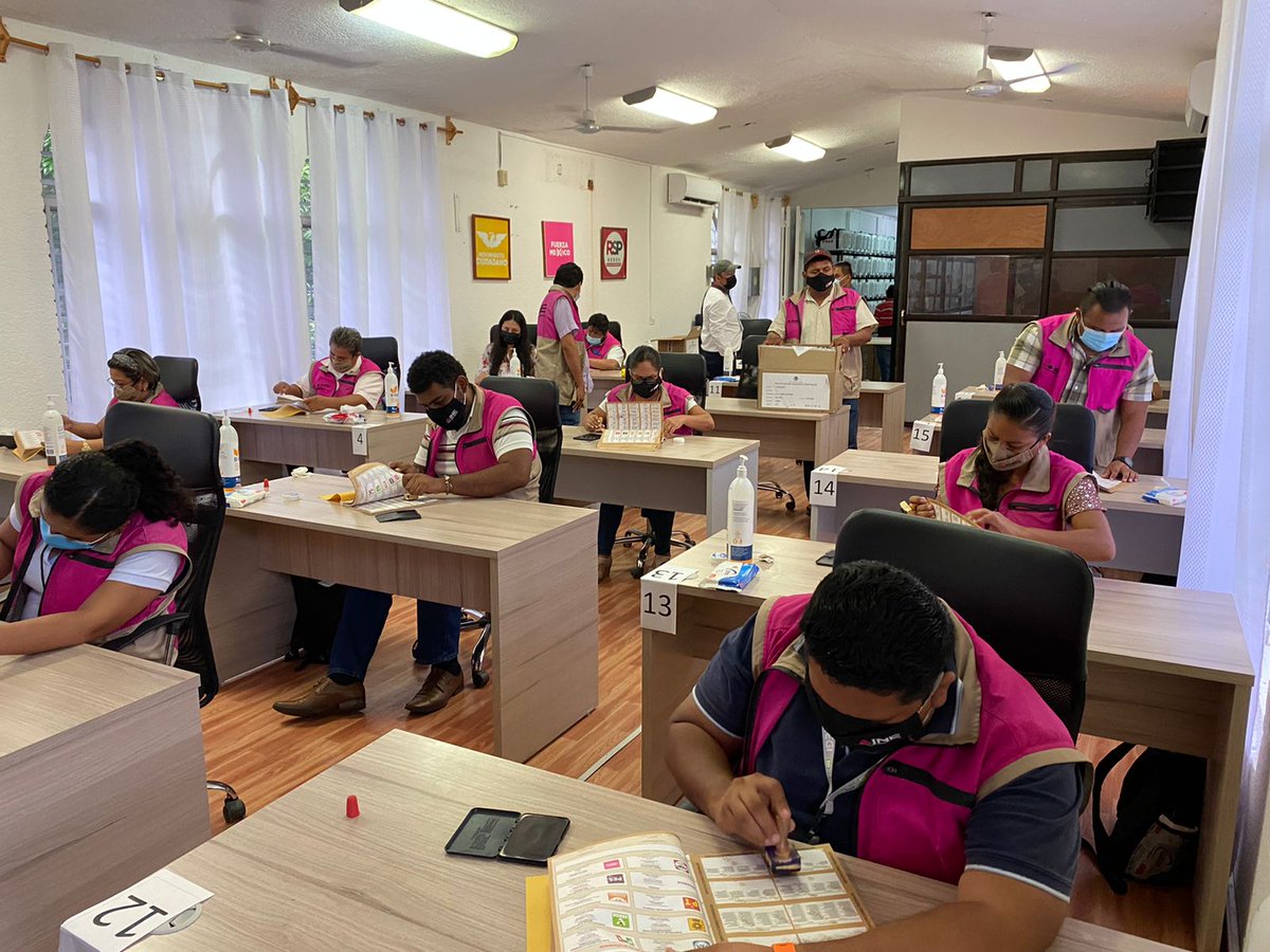 VertienteGloba1's tweet photo. #Elecciones2021MX Con apoyo de CAEs y SE, en el 01 Distrito Electoral del #INE #TABASCO en #MACUSPANA iniciaron los trabajos de Conteo y Sellado de boletas, coordinando los trabajos la Vocal Ejecutiva @elinavag12 Informa @INE_TABASCO https://t.co/RjX5hhwdLO