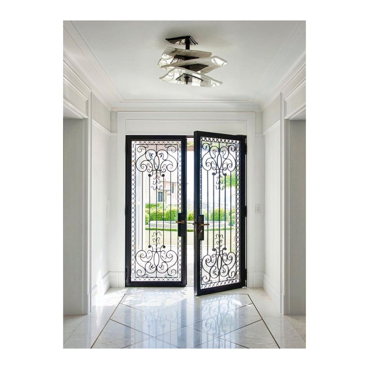 Dylan Farrell’s Sail Flush Mount pendant is a striking sculptural piece. Featuring modular disks that rotate off a central bronze rod, it is available in onyx, cast glass and antique mirror.  The pendant emits a glow at the underside as well it casts a light onto the ceiling.