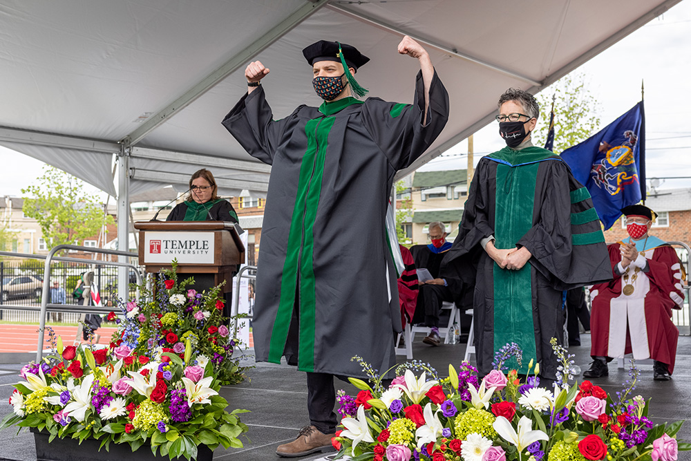 🎓 Last Friday, #TempleMed's Class of 2021 celebrated its graduation at an outside venue with family and friends watching a livestream of the ceremony on the school's YouTube channel. Read more: bit.ly/3uMNMhl

#LKSOM2021 #TempleMade #TUGrad21 #Temple2021
