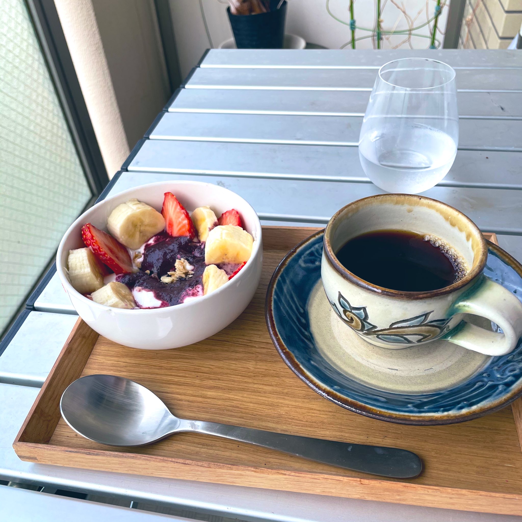 あやの 今日は遅出でベランダでのんびりあさごはーん カルディでアサイーピューレ買ってきたんだけど アサイーって味ないのね 知らなかったw ベランダごはん ベランダモーニング アサイーグラノーラ T Co Ynqlj5rfaq Twitter