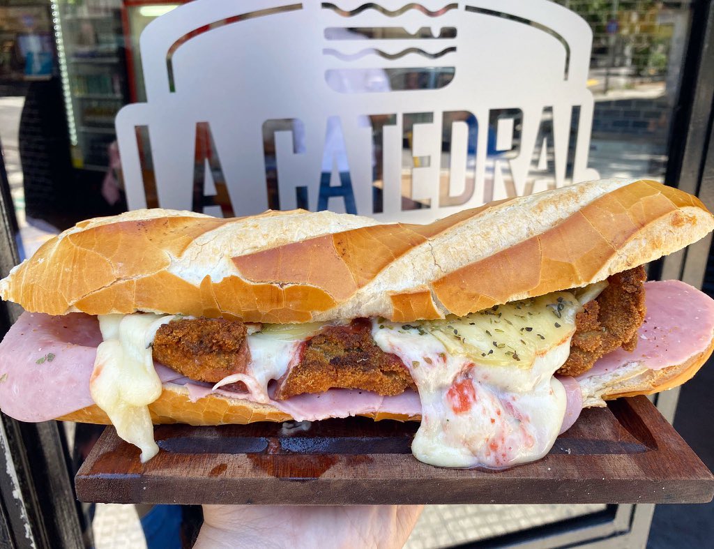 clubdelbajon's tweet photo. Que fruta noble el sándwich de milanga🤤 https://t.co/gUIHqEamaj