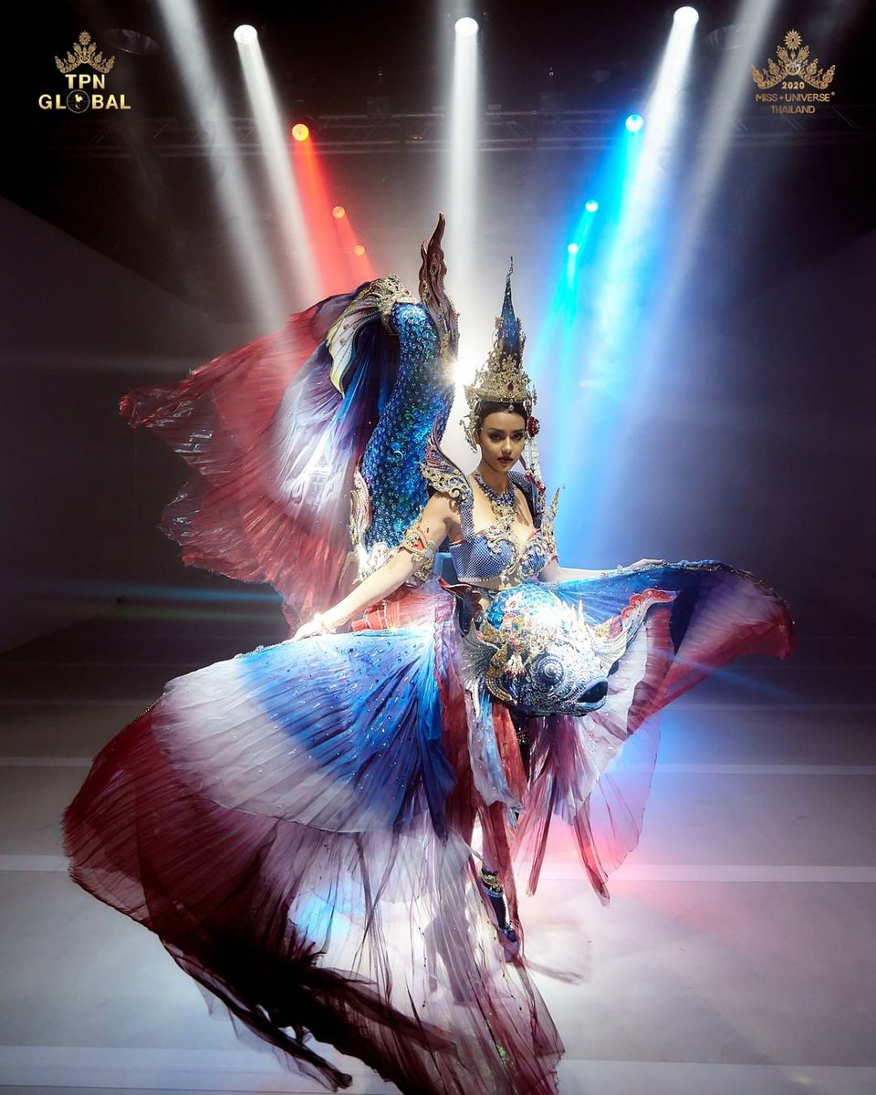 RayferTuBebe's tweet photo. Sigo en SHOCK de lo hermoso que es el traje típico de #MissThailand, para mi, el mejor de la noche #MissUniverse https://t.co/GqcF1Yl8mK