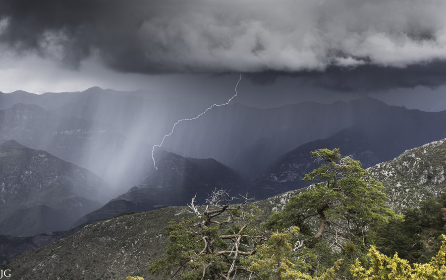 Florian13640's tweet photo. 🌩 Orage au Mont #Vial #AlpesMaritimes ce jeudi après-midi

📸 meteo78 via @infoclimat https://t.co/A3Oq2W16PG