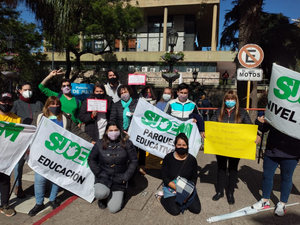 carina_i7's tweet photo. Por una presencialidad segura y equitativa para niños y docentes pedimos que la Municipal de Córdoba respete el protocolo del COE, vacune a todo su personal, asegure el acceso al BOLETO EDUCATIVO y a una COPA DE LECHE.
@brendalisaustin @VilchesLaura https://t.co/A6h8DsXDlp