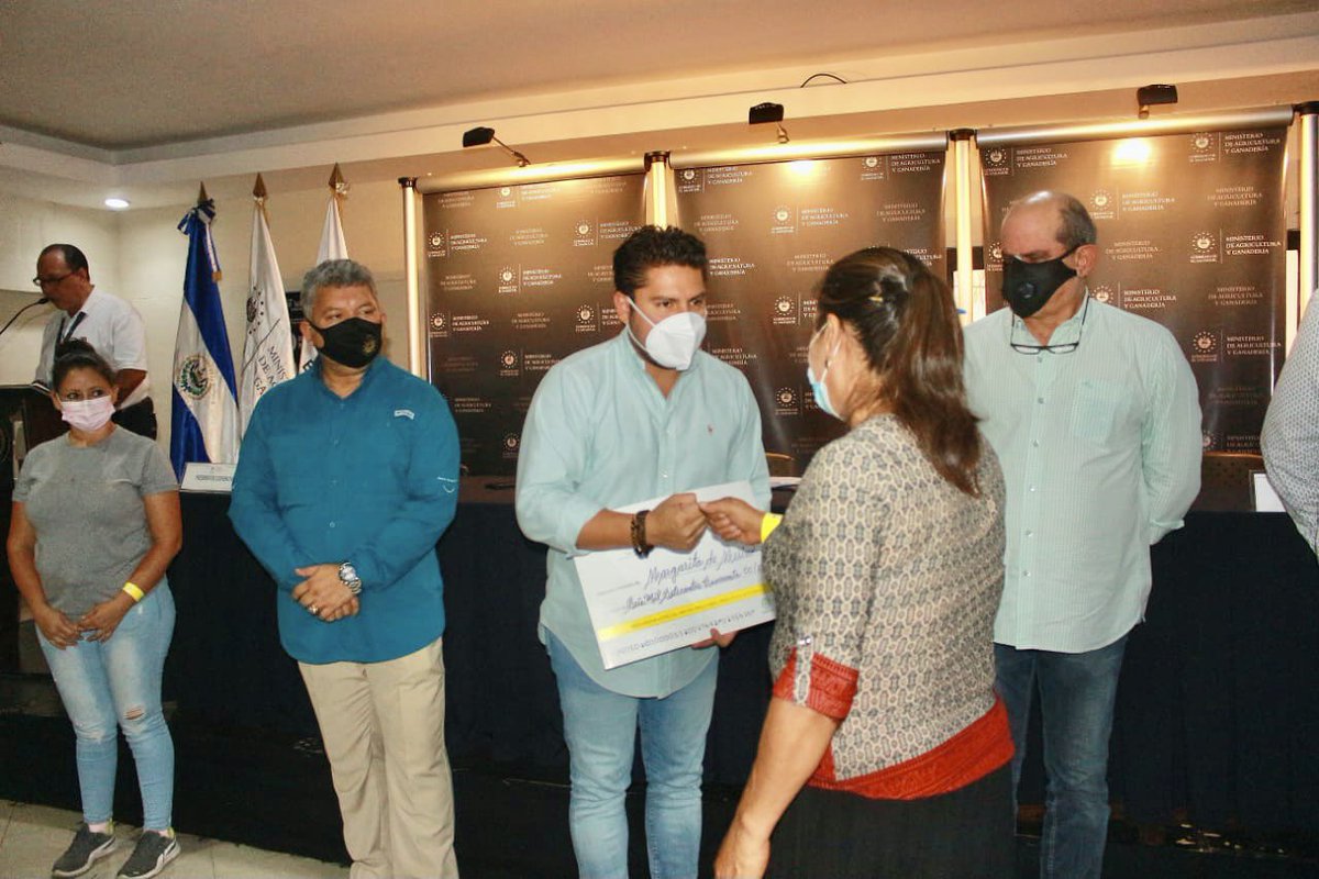 Más de 100 representantes de cooperativas de pescadores artesanales recibieron un cheque de subsidio para solventar las problemáticas que enfrentan. Según el presidente  de <a href="/BANDESAL/">Banco de Desarrollo de la República de El Salvador</a>, <a href="/JuanPabloDuranE/">Juan Pablo Durán</a>, tanto asociados como independientes recibirán una cantidad igualitaria. #N4V