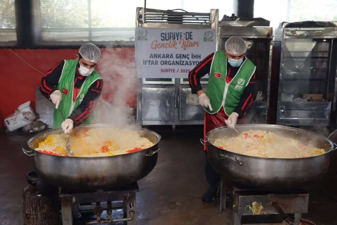 gencihhankara's tweet photo. Bu Ramazan ayında "Suriye'de Gençlik İftarları" kapsamında Suriye'nin çeşitli bölgelerinde yaşayan yaşayan 750 kişiye sizlerin desteğiyle iftarlarını ulaştırdık.
Paylaşmak, berekettir.
#RamazandaUmutVar https://t.co/fSqgolnZ8V