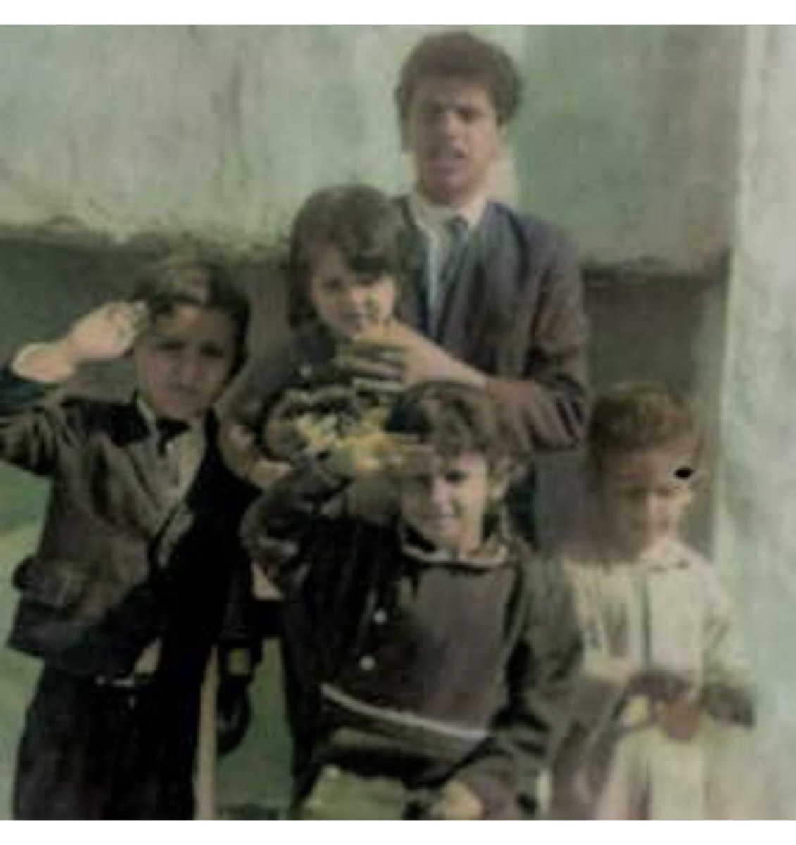 والدي في #عيد_الفطر منتصف الستينات الميلادية. 

يحمل الخالة منى اليمني و أخويها أحمد و خالد على جانبيه. 

أما الأنيقة بالفستان و الياقة عمتي سارة العيسى ♥️

 #والدك_في_تغريدة