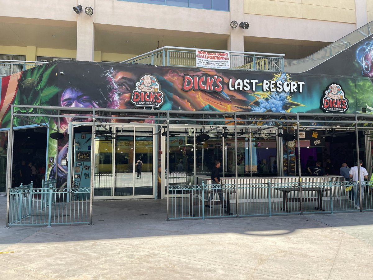 milestomemories's tweet photo. Had a great time this afternoon at the opening of the new @DickSez at #Neonopolis on #Fremont in Downtown #Vegas. Should bring more people to the interior of that mall. Shoutout to @NerdBarLV and @catsmeowvegas too. So glad to see this mall coming back to life in big ways. https://t.co/zevfBVgzVW