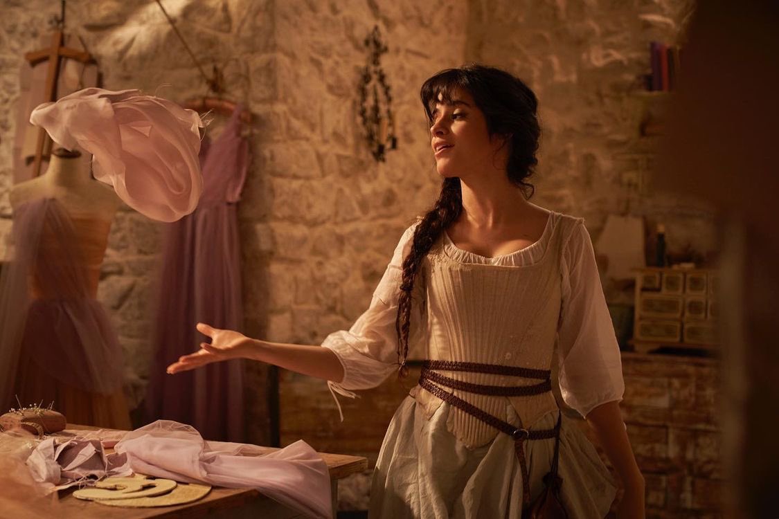 CamilaAccess's tweet photo. First look at @camila_cabello and @nickgalitzine in @Cinderella! Coming to @PrimeVideo September 2021 👑 https://t.co/l2oMpLwVkl