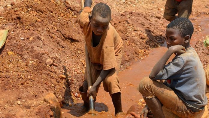 JhonShark6's tweet photo. @elonmusk But you can accept that children work and die in your mines to make batteries for your cars! This kids work for Tesla https://t.co/BllCVHJxvs