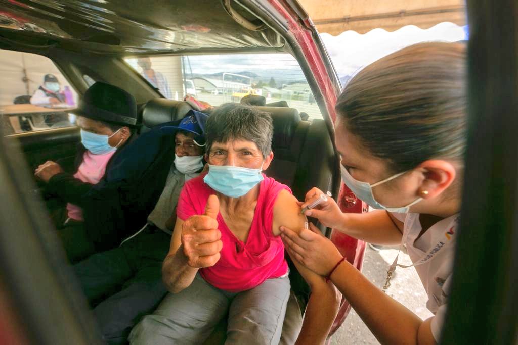 Salud_Ec's tweet photo. #EcuadorSeVacuna | #Riobamba cuenta con un #VacunatorioExprés, al igual que #Guayaquil y #Quito. Este punto de vacunación, fue inaugurado en la Caballería Blindada Galápagos N°11, en un trabajo articulado entre @Salud_Ec y @MuniRiobamba. 

#PlanVacunarse https://t.co/KuIqTJgvP5