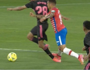 MadridSports_'s tweet photo. Esto es una auténtica vergüenza. Dos rojas al limbo. ¿Para esto vino el VAR? Vergonzoso. https://t.co/6MHLDEDgUv