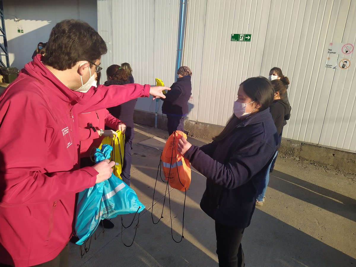 previsionsocial's tweet photo. Cumpliendo con nuestra agenda en cada región de 🇨🇱 que visitamos, en esta oportunidad Subsecretario @SubsePizarro estuvo en AP Export Fruit donde junto a @IslNuble difundieron el #PasoAPasoLaboral el retorno seguro y detalles sobre la red de protección social  #GobiernoEnTerreno https://t.co/xzNNVocnnO