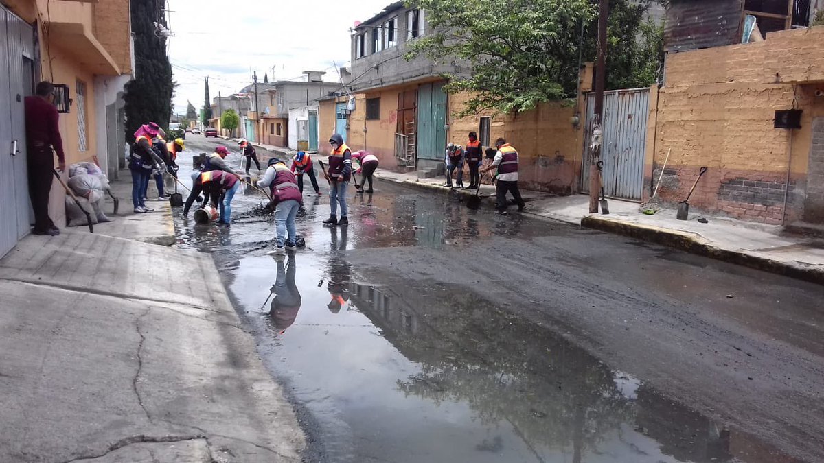 GobiernoChalco's tweet photo. Las brigadas de #ServiciosPúblicos continúan ayudando a las vecinas y vecinos de #Jacalones, quienes resultaron afectados por la lluvia atípica de la noche de ayer.
#GobiernoDeChalco https://t.co/k8CRYelbUI