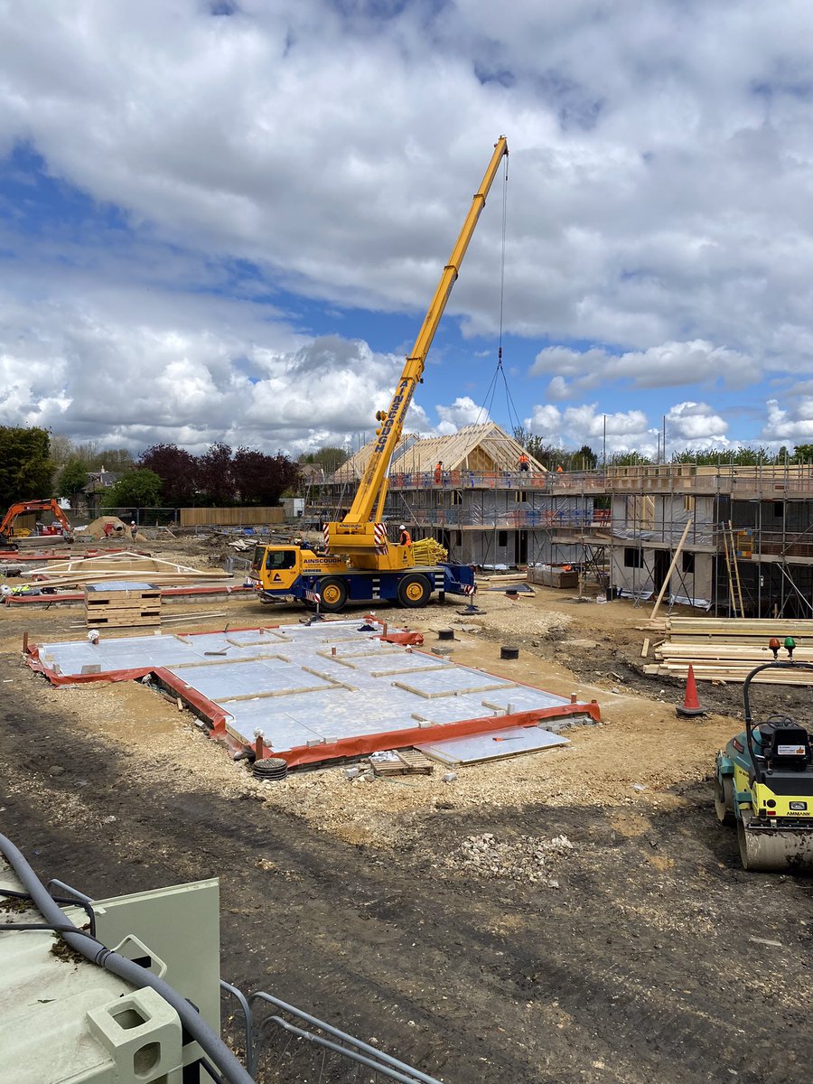 RBAMConstruct's tweet image. Roof trusses being craned on to the first 3 Plots at our Yaxley Site
#yaxley #construction #ainsclough